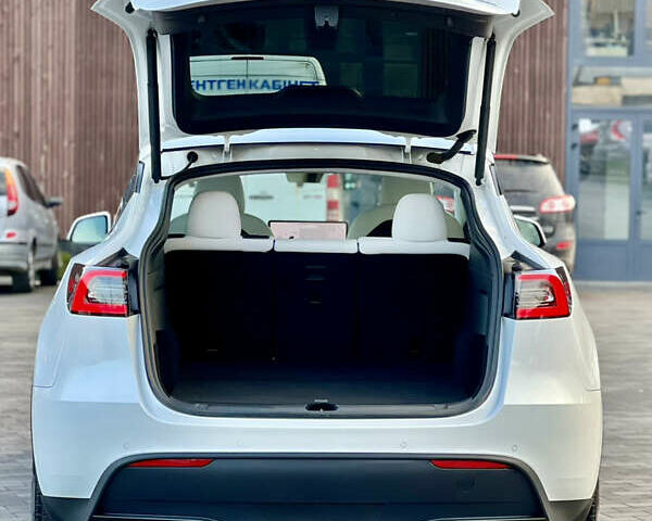 Белый Тесла Model Y, объемом двигателя 0 л и пробегом 57 тыс. км за 28500 $, фото 12 на Automoto.ua