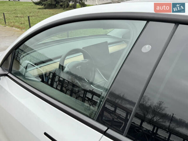 Белый Тесла Model Y, объемом двигателя 0 л и пробегом 77 тыс. км за 25000 $, фото 32 на Automoto.ua