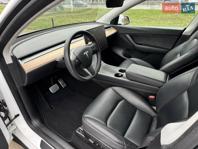 Белый Тесла Model Y, объемом двигателя 0 л и пробегом 77 тыс. км за 25000 $, фото 31 на Automoto.ua