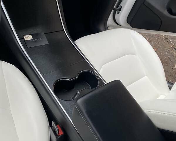 Білий Тесла Model Y, об'ємом двигуна 0 л та пробігом 21 тис. км за 19000 $, фото 51 на Automoto.ua