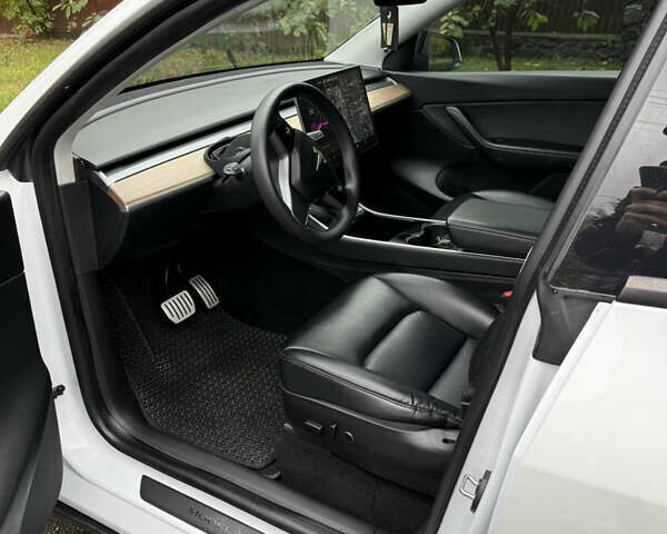Белый Тесла Model Y, объемом двигателя 0 л и пробегом 62 тыс. км за 28500 $, фото 18 на Automoto.ua