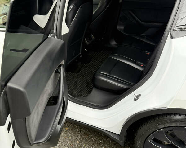 Белый Тесла Model Y, объемом двигателя 0 л и пробегом 62 тыс. км за 28500 $, фото 35 на Automoto.ua