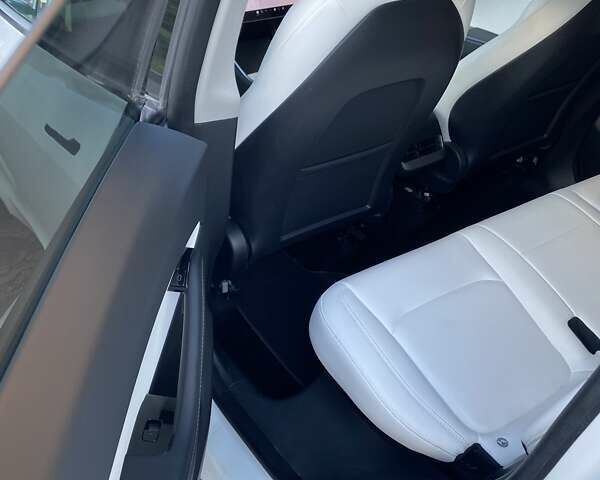 Белый Тесла Model Y, объемом двигателя 0 л и пробегом 49 тыс. км за 24850 $, фото 6 на Automoto.ua