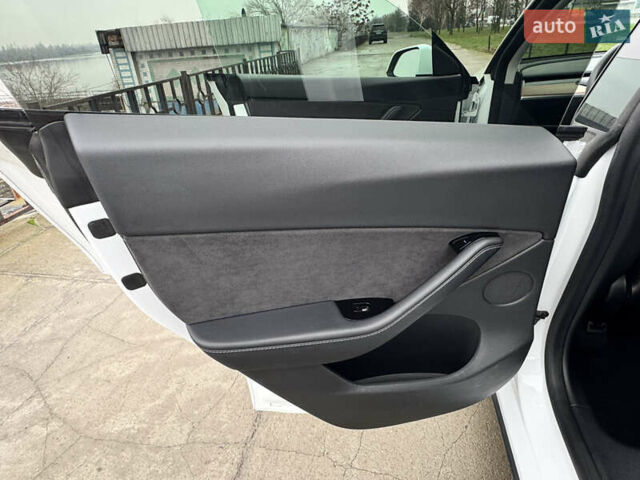 Белый Тесла Model Y, объемом двигателя 0 л и пробегом 77 тыс. км за 25000 $, фото 27 на Automoto.ua