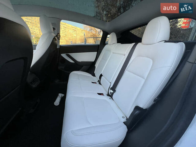 Белый Тесла Model Y, объемом двигателя 0 л и пробегом 55 тыс. км за 23490 $, фото 13 на Automoto.ua