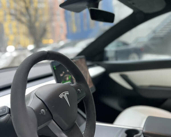 Белый Тесла Model Y, объемом двигателя 0 л и пробегом 62 тыс. км за 30000 $, фото 4 на Automoto.ua
