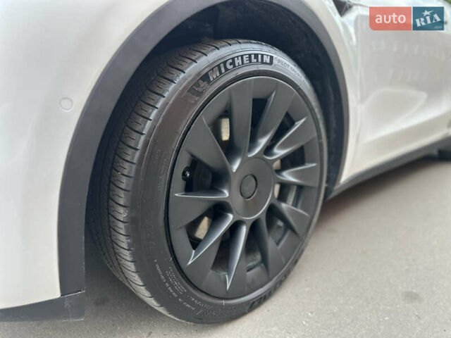 Белый Тесла Model Y, объемом двигателя 0 л и пробегом 53 тыс. км за 23500 $, фото 32 на Automoto.ua
