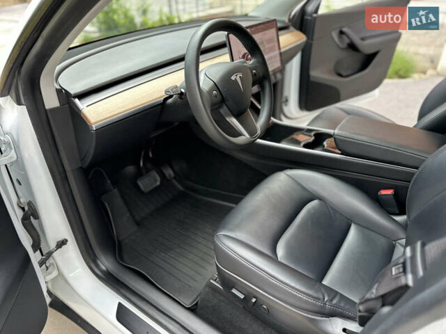 Белый Тесла Model Y, объемом двигателя 0 л и пробегом 53 тыс. км за 23500 $, фото 39 на Automoto.ua