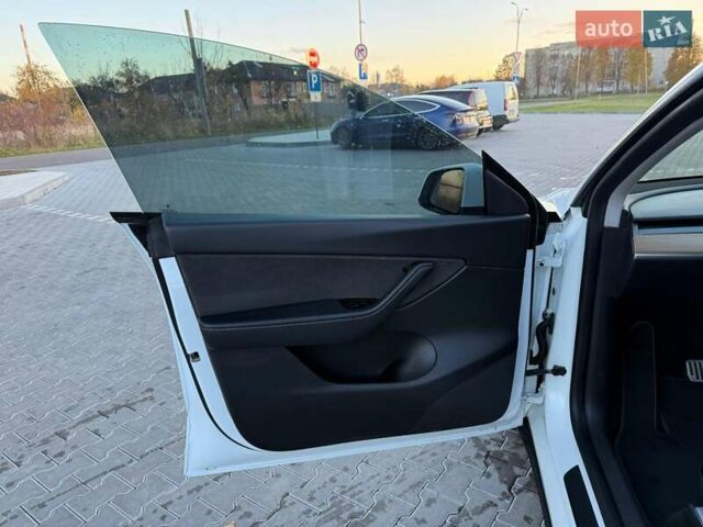 Белый Тесла Model Y, объемом двигателя 0 л и пробегом 132 тыс. км за 20800 $, фото 50 на Automoto.ua