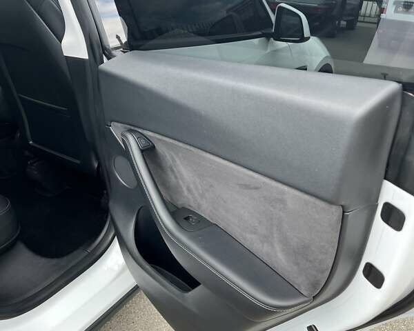 Белый Тесла Model Y, объемом двигателя 0 л и пробегом 132 тыс. км за 26200 $, фото 26 на Automoto.ua