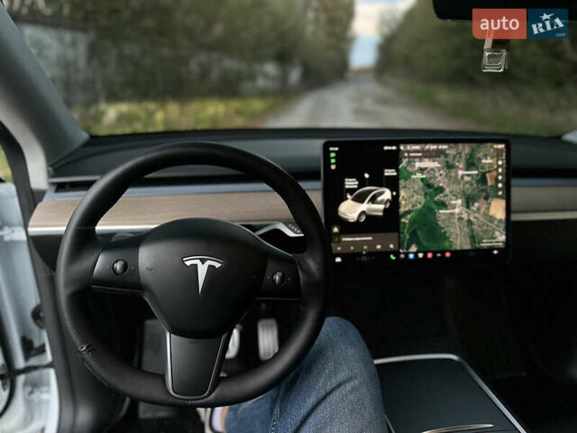 Белый Тесла Model Y, объемом двигателя 0 л и пробегом 57 тыс. км за 30000 $, фото 16 на Automoto.ua