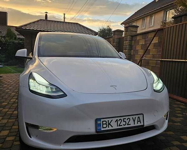 Тесла Model Y 2021 в Ровно на Automoto.ua Белый Тесла Model Y, объемом двигателя 0 л и пробегом 133 тыс. км за 22000 $, фото 5 на Automoto.ua