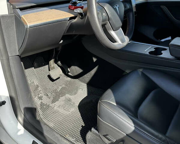 Тесла Model Y 2021 в Киеве на Automoto.ua Белый Тесла Model Y, объемом двигателя 0 л и пробегом 117 тыс. км за 35000 $, фото 29 на Automoto.ua