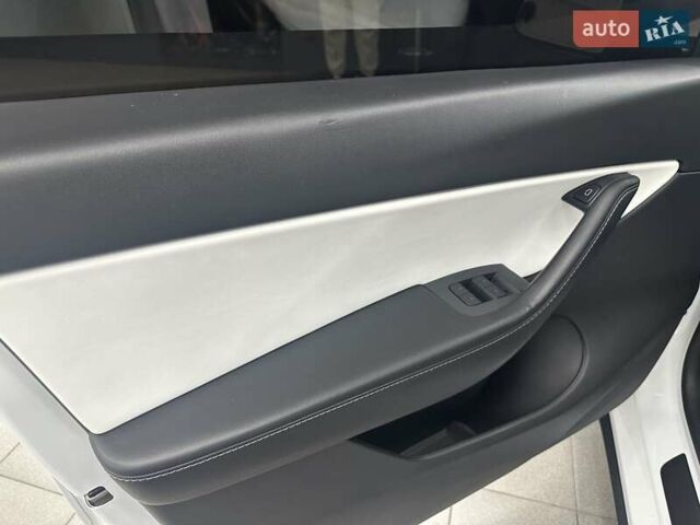 Білий Тесла Model Y, об'ємом двигуна 0 л та пробігом 91 тис. км за 19200 $, фото 18 на Automoto.ua