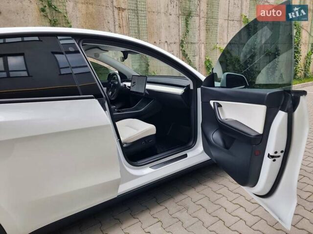 Белый Тесла Model Y, объемом двигателя 0 л и пробегом 98 тыс. км за 26499 $, фото 41 на Automoto.ua