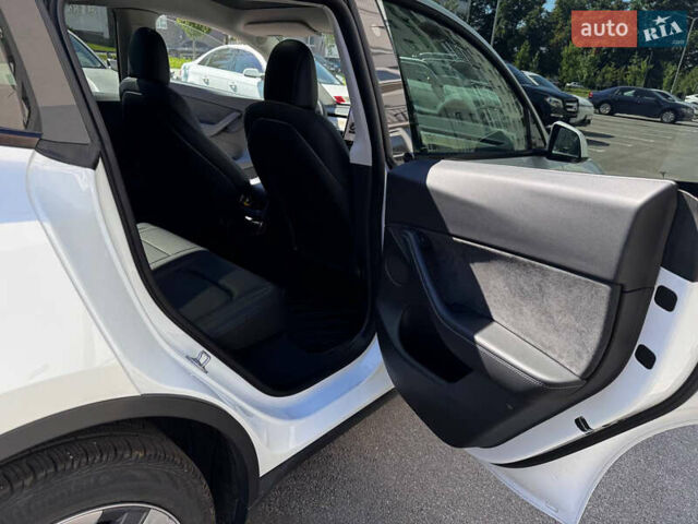 Белый Тесла Model Y, объемом двигателя 0 л и пробегом 74 тыс. км за 23800 $, фото 22 на Automoto.ua