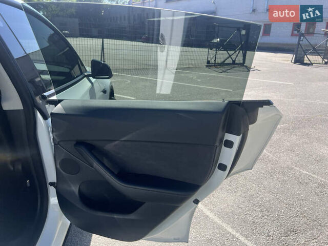 Белый Тесла Model Y, объемом двигателя 0 л и пробегом 63 тыс. км за 25500 $, фото 21 на Automoto.ua