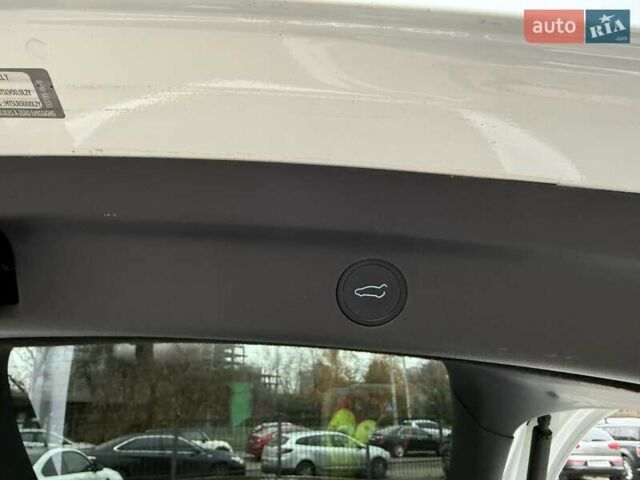 Белый Тесла Model Y, объемом двигателя 0 л и пробегом 80 тыс. км за 25500 $, фото 37 на Automoto.ua