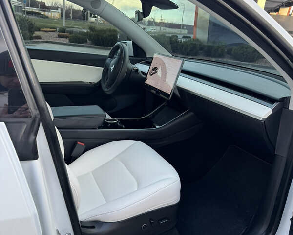 Білий Тесла Model Y, об'ємом двигуна 0 л та пробігом 83 тис. км за 24500 $, фото 17 на Automoto.ua