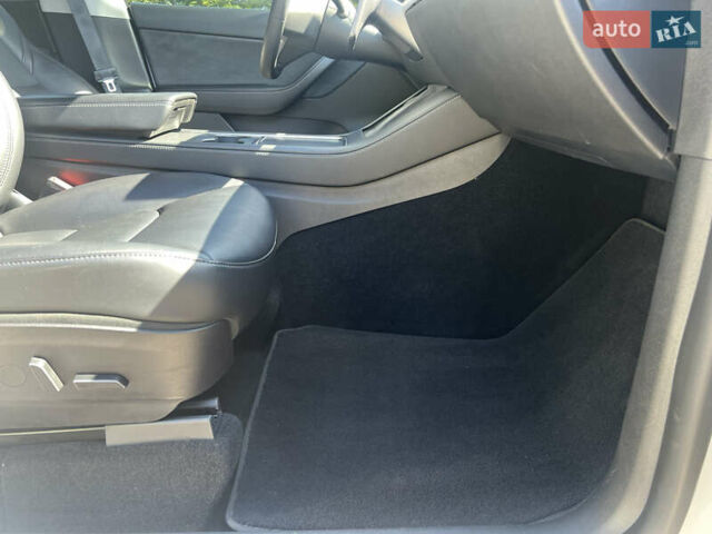 Белый Тесла Model Y, объемом двигателя 0 л и пробегом 63 тыс. км за 25500 $, фото 18 на Automoto.ua