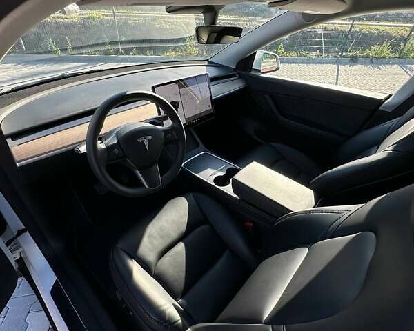 Тесла Model Y 2021 в Киеве на Automoto.ua Белый Тесла Model Y, объемом двигателя 0 л и пробегом 51 тыс. км за 27500 $, фото 7 на Automoto.ua