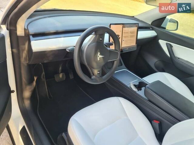 Белый Тесла Model Y, объемом двигателя 0 л и пробегом 68 тыс. км за 27000 $, фото 5 на Automoto.ua