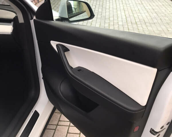 Белый Тесла Model Y, объемом двигателя 0 л и пробегом 31 тыс. км за 30000 $, фото 5 на Automoto.ua