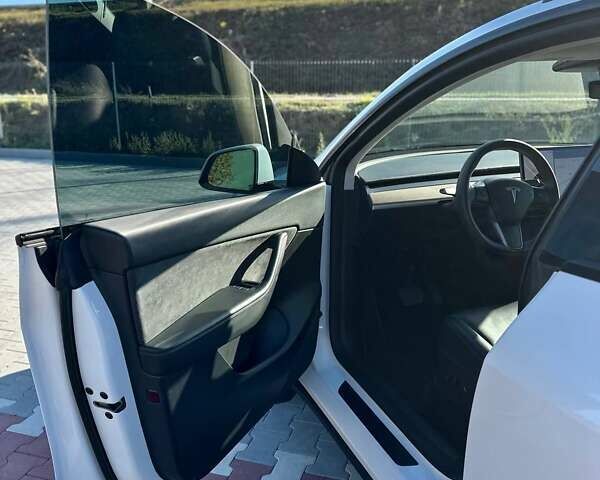 Тесла Model Y 2021 в Киеве на Automoto.ua Белый Тесла Model Y, объемом двигателя 0 л и пробегом 51 тыс. км за 27500 $, фото 4 на Automoto.ua