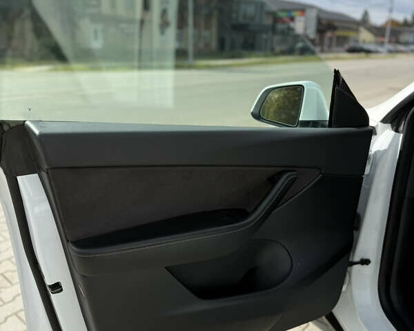 Білий Тесла Model Y, об'ємом двигуна 0 л та пробігом 69 тис. км за 21500 $, фото 6 на Automoto.ua