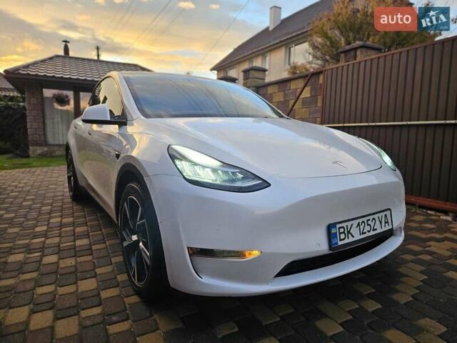Тесла Model Y 2021 в Ровно на Automoto.ua Белый Тесла Model Y, объемом двигателя 0 л и пробегом 133 тыс. км за 22000 $, фото 1 на Automoto.ua