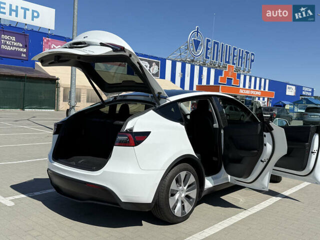 Белый Тесла Model Y, объемом двигателя 0 л и пробегом 110 тыс. км за 27750 $, фото 25 на Automoto.ua