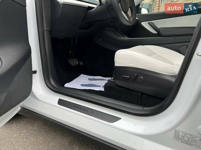 Білий Тесла Model Y, об'ємом двигуна 0 л та пробігом 47 тис. км за 23499 $, фото 62 на Automoto.ua