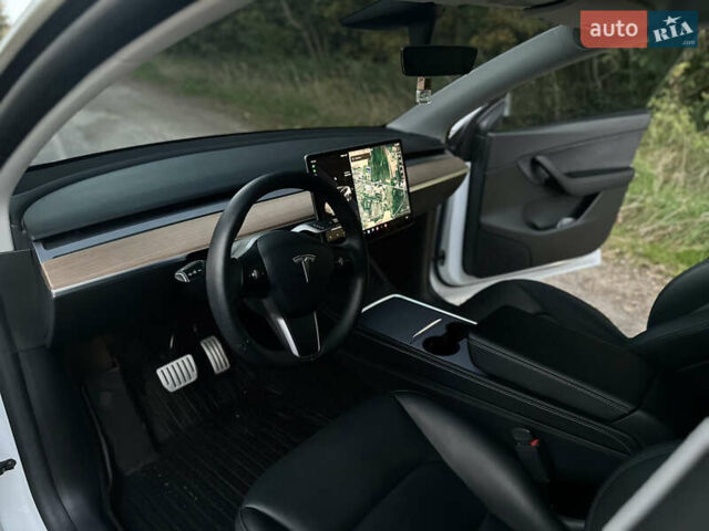 Белый Тесла Model Y, объемом двигателя 0 л и пробегом 57 тыс. км за 30000 $, фото 15 на Automoto.ua