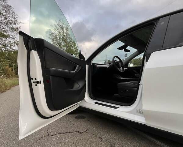 Белый Тесла Model Y, объемом двигателя 0 л и пробегом 87 тыс. км за 25100 $, фото 5 на Automoto.ua