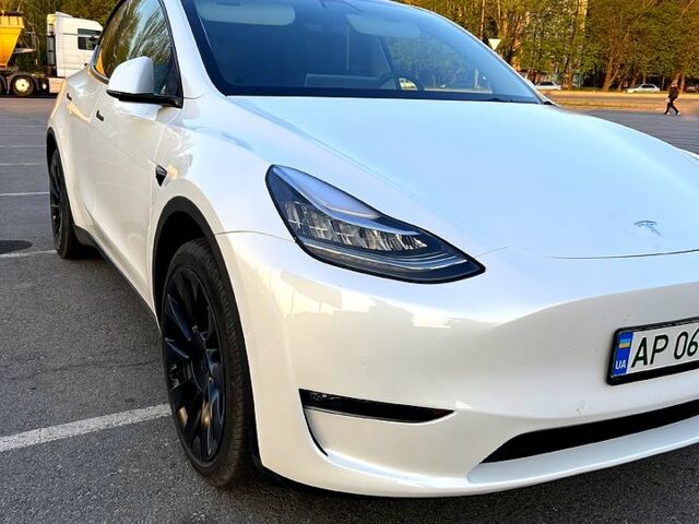 Белый Тесла Model Y, объемом двигателя 0 л и пробегом 65 тыс. км за 27999 $, фото 1 на Automoto.ua