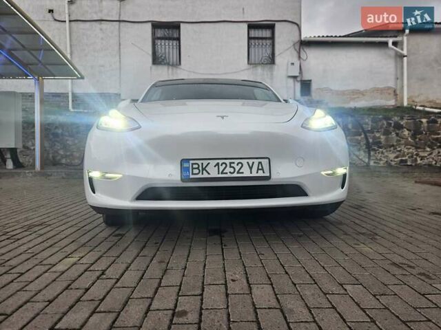 Тесла Model Y 2021 в Ровно на Automoto.ua Белый Тесла Model Y, объемом двигателя 0 л и пробегом 133 тыс. км за 22000 $, фото 25 на Automoto.ua