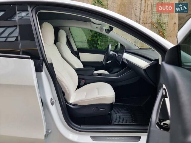 Белый Тесла Model Y, объемом двигателя 0 л и пробегом 98 тыс. км за 26499 $, фото 43 на Automoto.ua
