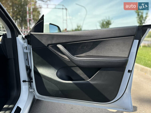 Білий Тесла Model Y, об'ємом двигуна 0 л та пробігом 119 тис. км за 19499 $, фото 13 на Automoto.ua
