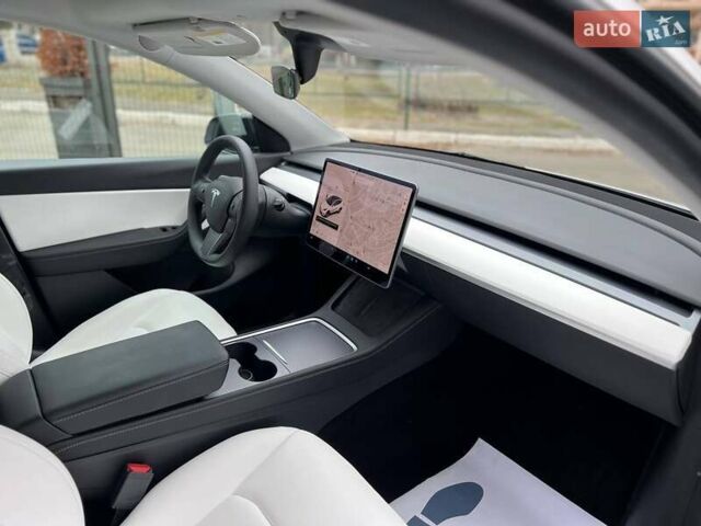 Білий Тесла Model Y, об'ємом двигуна 0 л та пробігом 47 тис. км за 23499 $, фото 39 на Automoto.ua
