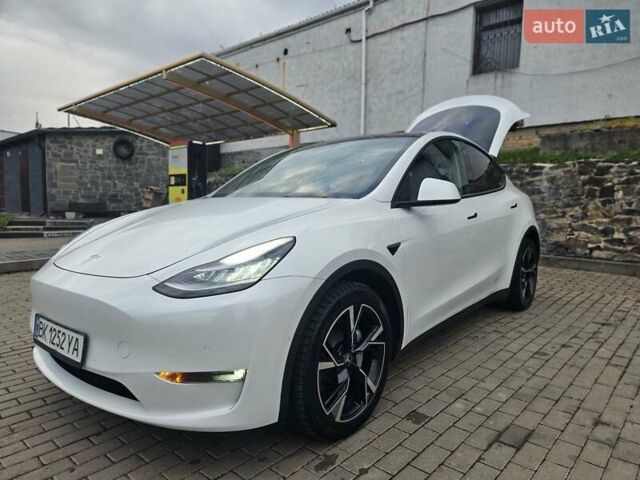 Тесла Model Y 2021 в Ровно на Automoto.ua Белый Тесла Model Y, объемом двигателя 0 л и пробегом 133 тыс. км за 22000 $, фото 22 на Automoto.ua