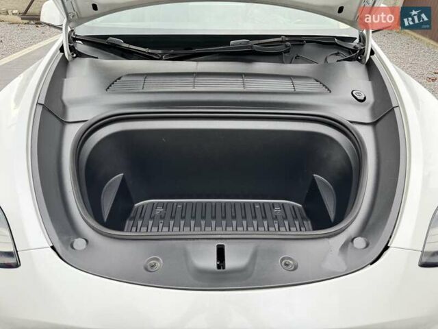 Тесла Model Y 2021 в Львове на Automoto.ua Белый Тесла Model Y, объемом двигателя 0 л и пробегом 102 тыс. км за 24500 $, фото 27 на Automoto.ua