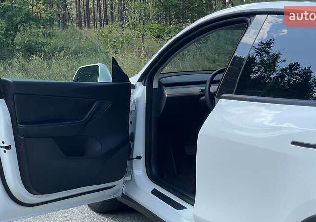 Белый Тесла Model Y, объемом двигателя 0 л и пробегом 65 тыс. км за 29999 $, фото 7 на Automoto.ua