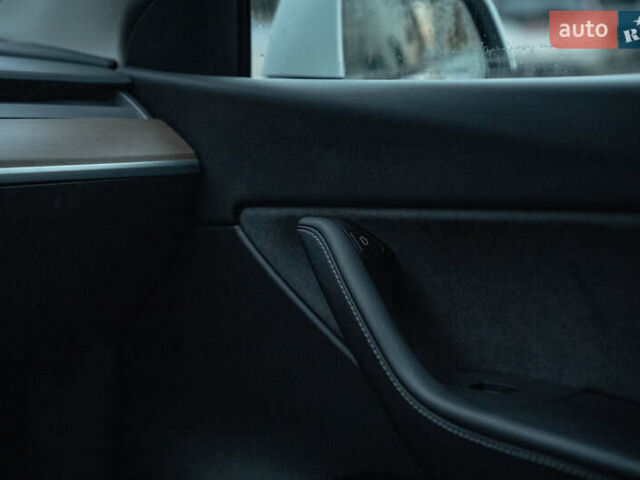 Белый Тесла Model Y, объемом двигателя 0 л и пробегом 69 тыс. км за 27500 $, фото 27 на Automoto.ua