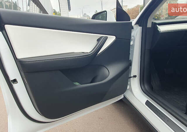 Білий Тесла Model Y, об'ємом двигуна 0 л та пробігом 74 тис. км за 25900 $, фото 18 на Automoto.ua