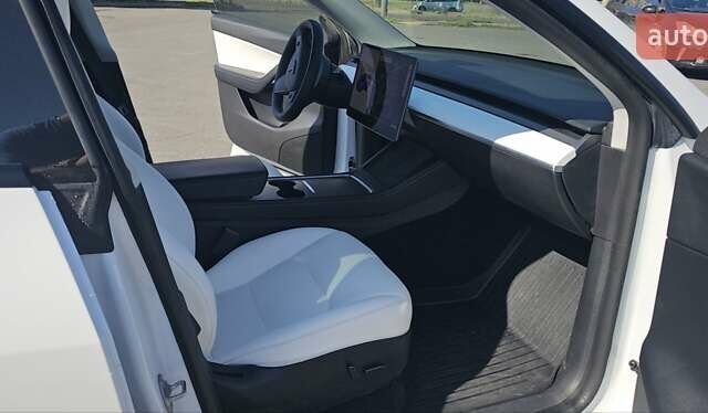 Белый Тесла Model Y, объемом двигателя 0 л и пробегом 119 тыс. км за 24000 $, фото 11 на Automoto.ua