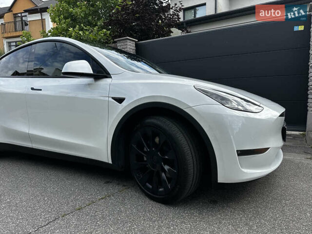 Белый Тесла Model Y, объемом двигателя 0 л и пробегом 65 тыс. км за 27500 $, фото 3 на Automoto.ua