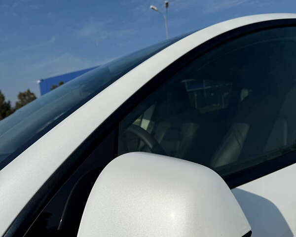 Белый Тесла Model Y, объемом двигателя 0 л и пробегом 65 тыс. км за 27500 $, фото 1 на Automoto.ua