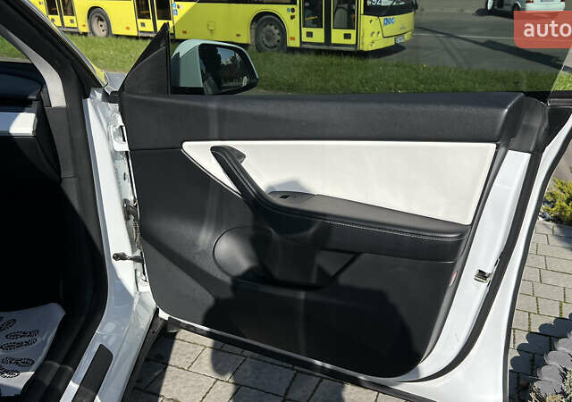Белый Тесла Model Y, объемом двигателя 0 л и пробегом 88 тыс. км за 25700 $, фото 32 на Automoto.ua