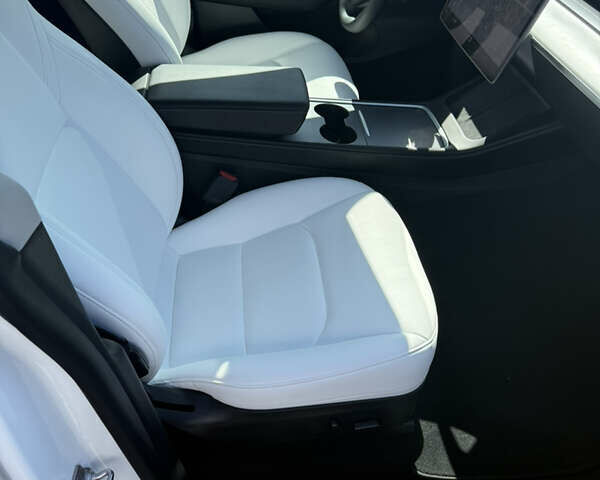 Белый Тесла Model Y, объемом двигателя 0 л и пробегом 19 тыс. км за 26500 $, фото 8 на Automoto.ua