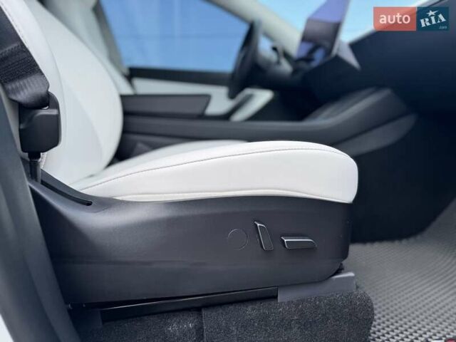 Белый Тесла Model Y, объемом двигателя 0 л и пробегом 34 тыс. км за 31999 $, фото 21 на Automoto.ua